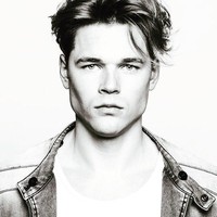 Orang-orang berkata aku mirip Brad Pitt atau Leonardo DiCaprio. Tapi aku pikir klien memilihku karena mereka suka apa yang mereka yang lihat, bukan karena aku terlihat seperti orang lain, kata Erik dilansir Dailymail. Foto: Instagram @erikvent