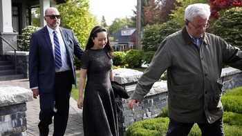 Sempat terancam terekstradisi ke Amerika Serikat, kini Meng adalah wanita yang sudah bebas. Kementerian Luar Negeri China pun menyambut kedatangannya. Foto: Reuters