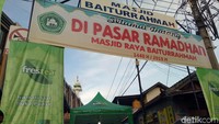 Memasuki Bulan Ramadhan, gang sempit di selatan Masjid Raya Baiturrahmah, Denpasar disulap menjadi pasar sore (Aditya Mardiastuti/detikcom)