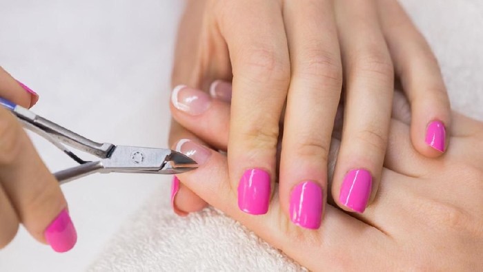 potong kuku Nail technician clipping customers nails at the nail salon