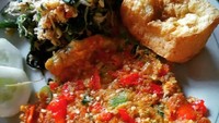 Siapa berani sahur dengan telur penyet beroles sambal ini. Pedas menyegat apalagi dimakan dengan nasi hangat. Foto: Instgram @doniagung2015