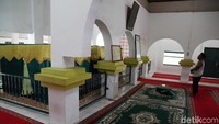 Meski bangunannya tidak besar masjid ini tak pernah sepi dari para peziarah yang datang berkunjung.