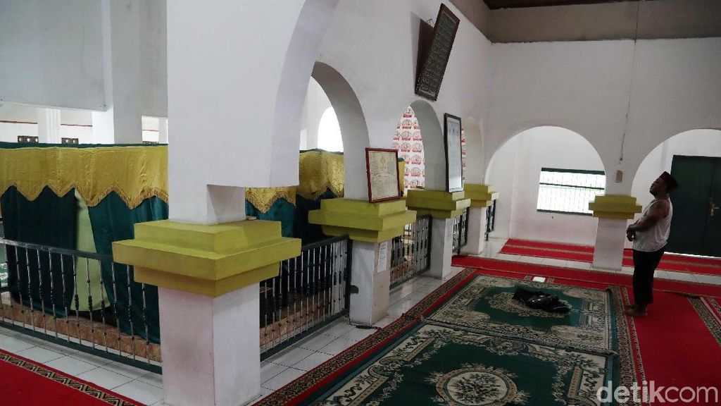 Melihat Makam Penyebar Islam Berusia 3 Abad di Kampung Bandan