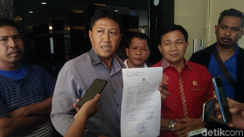 Anggota DPRD Bali Dipukul Rekan Sebelum Paripurna Soal Raperda Pajak Daerah Anggota DPRD Bali Dipukul Rekan Sebelum Paripurna Soal Raperda Pajak Daerah