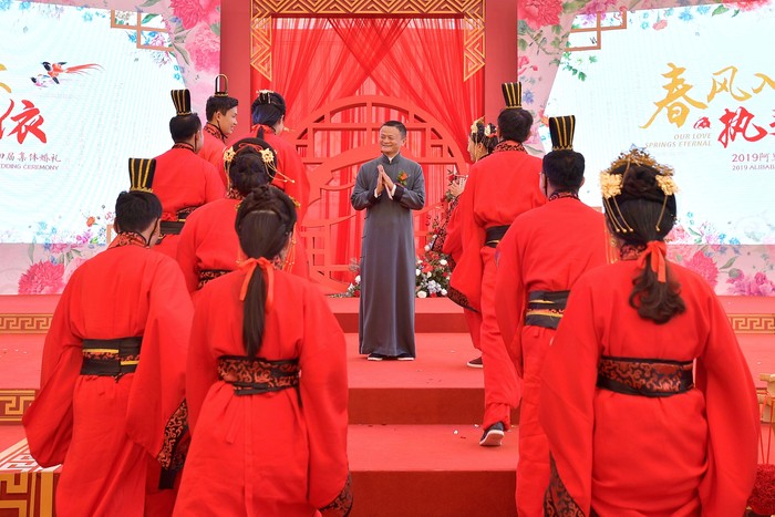 Jack Ma memberi wejangan pada karyawan yang baru nikah. Foto: Reuters Jack Ma memberi wejangan pada karyawan yang baru nikah. Foto: Reuters