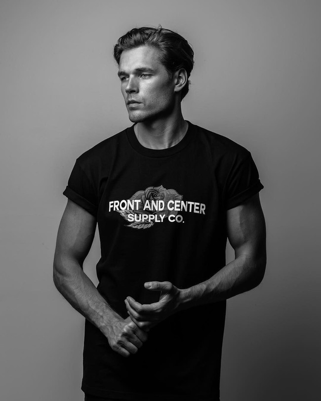 Menurut Anda, Erik lebih mirip Brad Pitt atau Leonardo DiCaprio? Foto: Instagram @erikvent