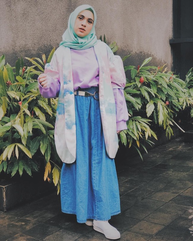 Sempat ragu karena takut kehilangan job, kini Nycta Gina tak kehilangan popularitasnya. Ia juga sukses berbisnis hijab dengan label Trinycta. Foto: Instagram/nyctagina