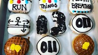 Zombee Donuts & Bakeshop membuat kreasi donat bertema Halloween. Tak terlalu seram justru bikin gemas. Foto: Instagram@zombeedonuts