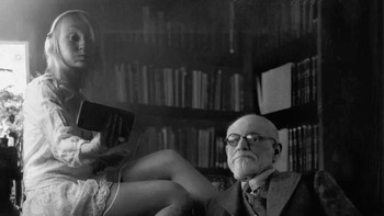 Selife bareng Sigmund Freud. Foto: Flóra Borsi