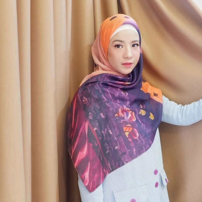 Kini, Natasha Rizky juga sukses merintis bisnis hijab bernama Alur Cerita. Hijab segi empat motif menjadi ciri khasnya. Foto: Instagram/natasharizkynew