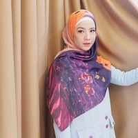 Kini, Natasha Rizky juga sukses merintis bisnis hijab bernama Alur Cerita. Hijab segi empat motif menjadi ciri khasnya. Foto: Instagram/natasharizkynew