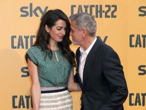 Potret Mesra George dan Amal Clooney di Premier Catch-22