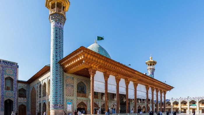 Masjid Shah Cheragh Iran tak hanya punya Masjid Nasir Al-Mulk yang terkenal dengan keindahannya. Masjid Shah Cheragh di Kota Shiraz, Iran, tak kalah memukau. Mau lihat?