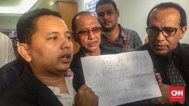 Kuasa hukum Eggi Sudjana, Pitra Romadoni, menunjukkan tulisan kliennya terkait penangkapan itu. 