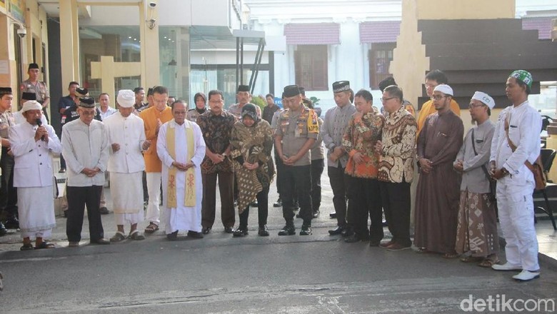 Refleksi 1 Tahun Bom Surabaya Tercurah Lewat Doa dan Deklarasi Lawan Teroris Refleksi 1 Tahun Bom Surabaya Tercurah Lewat Doa dan Deklarasi Lawan Teroris