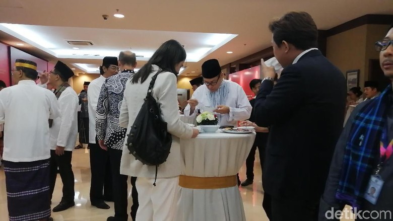 Kala Diplomat yang Biasa Necis Bersarung di Kampung Ramadhan Kemlu Kala Diplomat yang Biasa Necis Bersarung di Kampung Ramadhan Kemlu