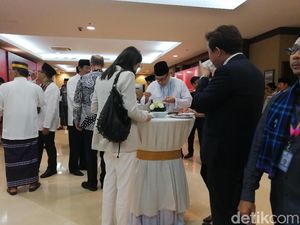 Kala Diplomat yang Biasa Necis Bersarung di Kampung Ramadhan Kemlu