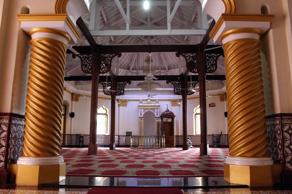 A group of Muslim men pray inside the Jami Ul-Alfar Mosque in Colombo, Sri Lanka (March 31, 2017)