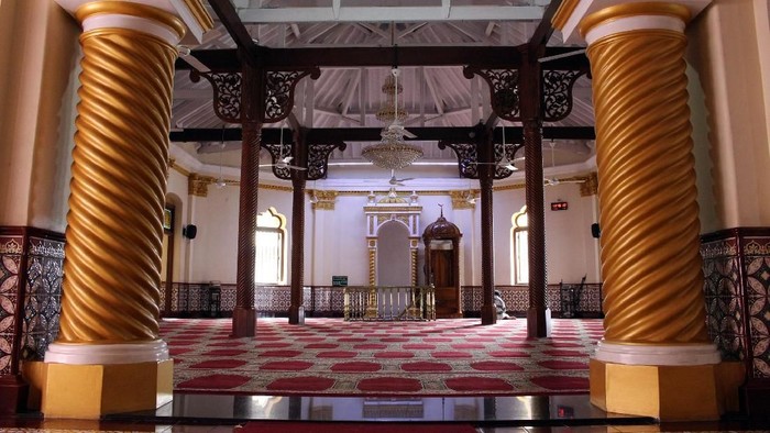 A group of Muslim men pray inside the Jami Ul-Alfar Mosque in Colombo, Sri Lanka (March 31, 2017)