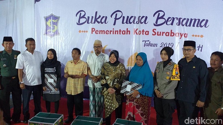 Risma Sampaikan Kabar Gembira Saat Bukber di Eks Kawasan Lokalisasi Risma Sampaikan Kabar Gembira Saat Bukber di Eks Kawasan Lokalisasi