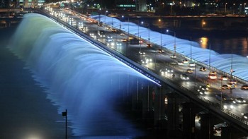 Moonlight Rainbow Fountain, Seoul, Korea Selatan. Dibangun pada 2009, Moonlight Rainbow Fountain adalah salah satu air mancur jembatan terpanjang di dunia. Air mancur ini merupakan simbol keramahan lingkungan karena air dari air mancur akan kembali ke sungai asalnya. Foto: via Brainberries