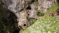 Tebingnya cukup tinggi (Predjama Castle)