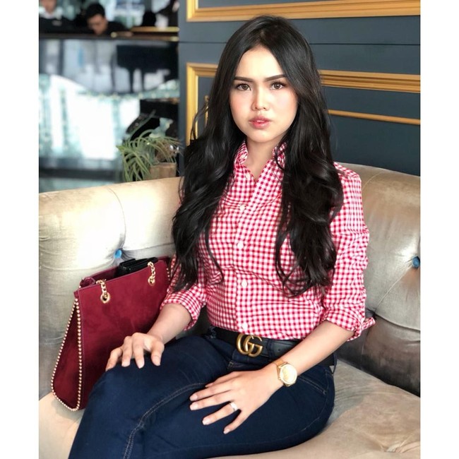 Setelah foto perselingkuhan suaminya viral, Bella Astillah yang juga dikenal sebagai penyanyi, menyampaikan pernyataannya terkait kehidupan pernikahannya dengan Aliff Aziz. Dalam pernyataan yang ditulisnya di Instagram, Bella memutuskan berpisah dari penyanyi populer Malaysia itu. Foto: Instagram