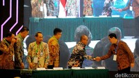 Dalam acara tersebut juga dilakukan penandatanganan kerja sama antara BPJS Ketenagakerjaan dengan KNKS. Keduanya sepakat mengkaji pelaksanaan jaminan sosial ketenagakerjaan berbasis syariah.