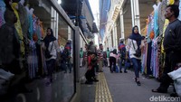 Keberadaan PKL itu membuat trotoar Tanah Abang kian menyempit. Akibatnya, para pengguna jalan harus hati-hati saat melintas di trotoar tersebut.