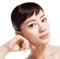 Haruka AyaseTak hanya di China dan Korea, banyak pula wanita Jepang yang terobsesi punya kulit putih dan pastinya tanpa noda. Salah satu inspirasi mereka adalah Haruka Ayase yang merupakan bintang iklan SK II. Foto: Instagram