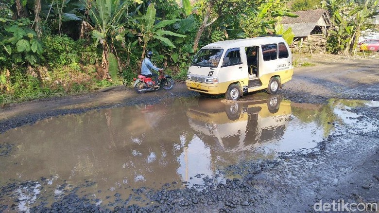 Mirip Kolam, Jalur Lingkar Selatan Ciamis Tak Layak Dilintasi Pemudik Mirip Kolam, Jalur Lingkar Selatan Ciamis Tak Layak Dilintasi Pemudik