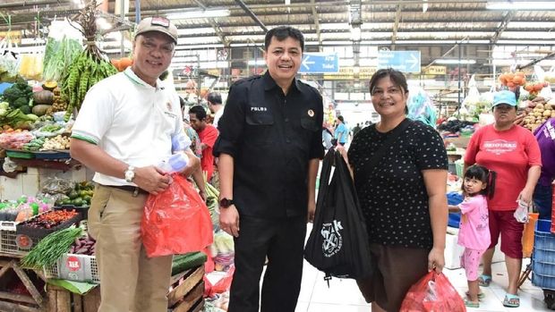 Novrizal (pakaian hitam) yang sidak langsung ke lapangan (Randy/detikcom)
