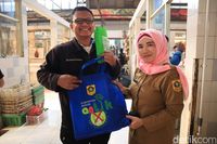 Kasi Pengurangan Sampah Dinas LH Kabupaten Bogor (kanan) dan Ketua Asobsi Kabupaten Bogor (kiri) (Randy/detikcom)