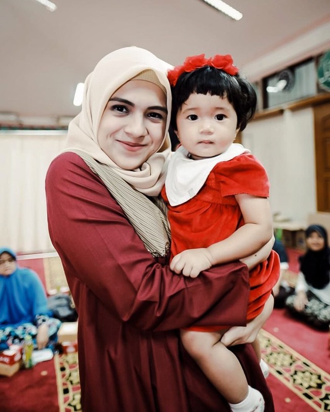 Nycta Gina memutuskan untuk berhijab pada awal Juli 2016, tepat sebelum idul Fitri. Sebelumnya, Nycta sempat galau karena sosoknya yang lekat dengan sebutan Jenk Kelin.  Foto: Instagram/Nyctagina