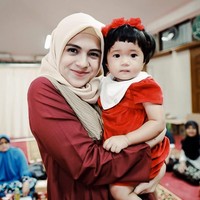 Nycta Gina memutuskan untuk berhijab pada awal Juli 2016, tepat sebelum idul Fitri. Sebelumnya, Nycta sempat galau karena sosoknya yang lekat dengan sebutan Jenk Kelin.  Foto: Instagram/Nyctagina