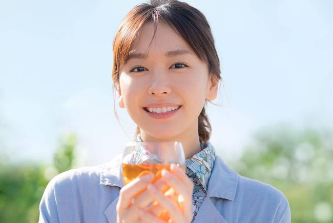 Aragaki YuiKecantikan natural Aragaki Yui memikat siapapun yang melihatnya. Kulit putihnya pun menunjang penampilan aktris sekaligus penyanyi asal Jepang yang jadi bintang iklan kosmetik ini. Foto: Instagram