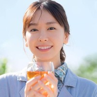 Aragaki YuiKecantikan natural Aragaki Yui memikat siapapun yang melihatnya. Kulit putihnya pun menunjang penampilan aktris sekaligus penyanyi asal Jepang yang jadi bintang iklan kosmetik ini. Foto: Instagram