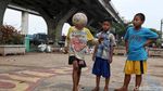 Mengolah Bola, Menunggu Waktu Berbuka