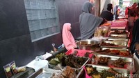 Aneka takjil dan lauk pauk untuk menu berbuka disajikan di Pasar Ramadhan Denpasar ini (Aditya Mardiastuti/detikcom)