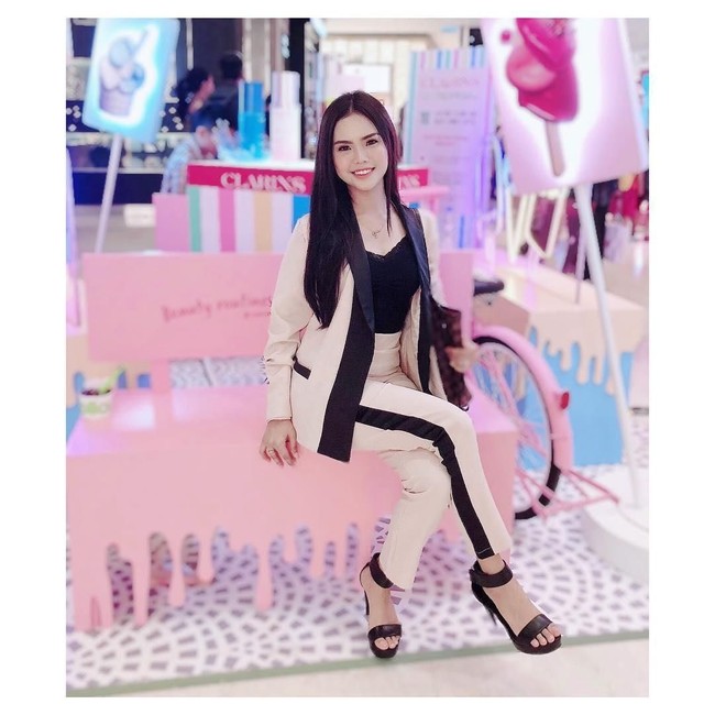 Sebelumnya pada 2017, Bella Astillah juga diselingkuhi Aliff dengan aktris pendatang baru Afifah Nasir. Dan baru pada Maret 2019 kemarin, Alif kepergok bermesraan dengan aktris Oktovia Manrose di sebuah klub malam. Bella sampai melabrak Oktovia pada saat itu. Bella dan Aliff menikah pada 2016 dan dikaruniai seorang anak. Foto: Instagram