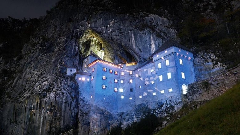 Kastil Predjama di Slovenia (Predjama Castle) Kastil Predjama di Slovenia (Predjama Castle)