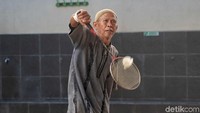 Di area lain masjid, ada pula warga yang memilih berolahraga dengan bermain bulutangkis sambil menunggu waktu berbuka puasa.