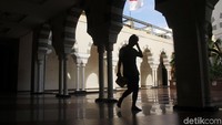 Masjid bernuansa timur tengah ini dapat menampung ribuan jemaah.