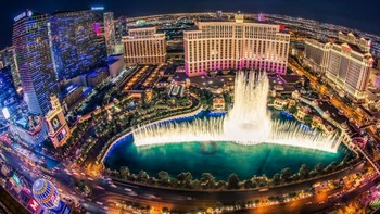 Bellagio Fountains, Las Vegas, AS. Las Vegas terkenal dengan berbagai atraksi spektakuler. Selain itu, kota ini juga punya salah satu air mancur yang menarik di dunia. Air mancur Bellagio menarik wisatawan berkumpul untuk menyaksikan pertunjukan tarian air mancur yang megah di halaman hotel Bellagio. Foto: via Brainberries