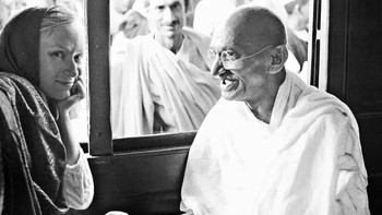 Selfie bareng Mahatma Gandhi. Foto: Flóra Borsi