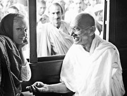 Berkah Photoshop Bisa Selfie Bareng Tokoh Terkenal Masa Lalu