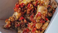 Ceker pedas yang satu ini diolah dengan cabe giling kasar. Dimasak hingga kering, potongan kulit cabe plus bijinya terlihat amat menggoda. Foto: Instagram jktfoodbang