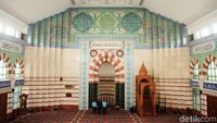 Masjid Al Arqom berdiri megah di atas pasar terbesar se-Asia Tenggara tersebut.