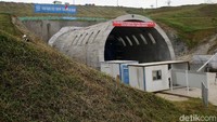 Terowongan yang berlokasi di Kecamatan Cikalongwetan, Bandung Barat ini memiliki wesel di dalamnya serta 2 jalur kereta cepat dengan posisi DK95+472 pada inlet dan DK96+080 pada outlet. Sisi outlet dari tunnel ini akan langsung terhubung dengan Stasiun Walini.