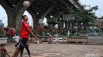 Mengolah Bola, Menunggu Waktu Berbuka